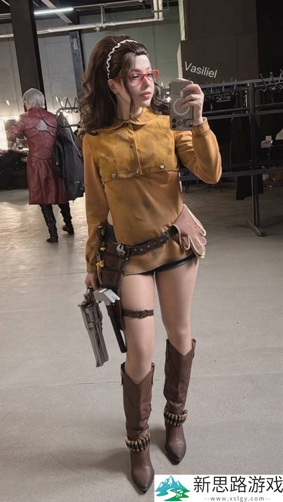 俄罗斯美女Cos《鬼泣5》妮可 纤腰美臀格外性感